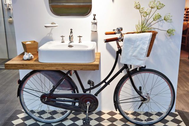 31dae6c4 151e 47bb baba ce5384de17f5 20_upcycling_ideas_bicycle_vanity.jpg