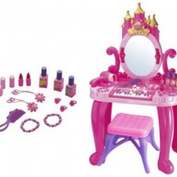 Kinder schminktisch kreatives modell in pink schminken accessoires daneben.jpg