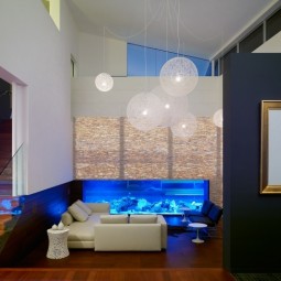 Aquarium ideen modernes wohnzimmer holzboden blaue lampen.jpg