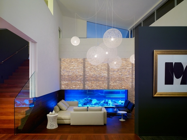 Aquarium ideen modernes wohnzimmer holzboden blaue lampen.jpg