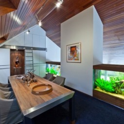 Modernes haus gelaender zweite ebene eingebaute aquarien.jpg