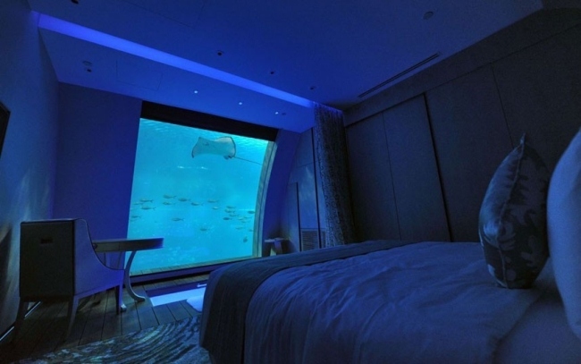 Sentosa resort schlafzimmer wand aquarium.jpg