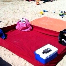 Use a fitted sheet to make a beach blanket great summer hack.jpg