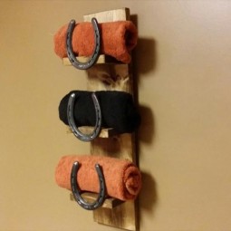 Diy pallet and horseshoe towel rack.jpg