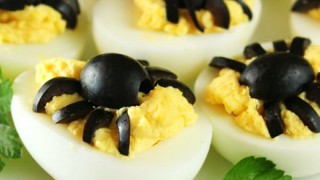 Halloween essen eier fuellung oliven deko spinnen pertersilie.jpg