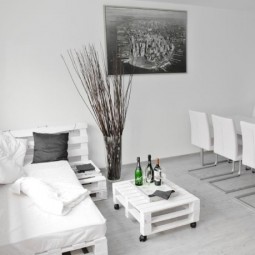Wohnung weiss minimalistisch europaletten moebel wohnbereich esstisch.jpg