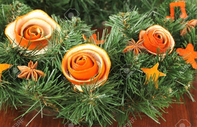18042277 weihnachten kranz mit rosen aus trockenen orangenschalen dekoriert auf holztisch lizenzfreie bilder.jpg