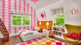 Kinderzimmer mit dachschraege einrichten maedchen rosa bunt tapeten.jpg