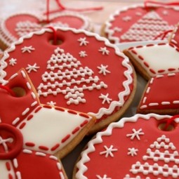 Weihnachtsplaetzchen und lebkuchen rot weiss knopf dekoration idee.jpg