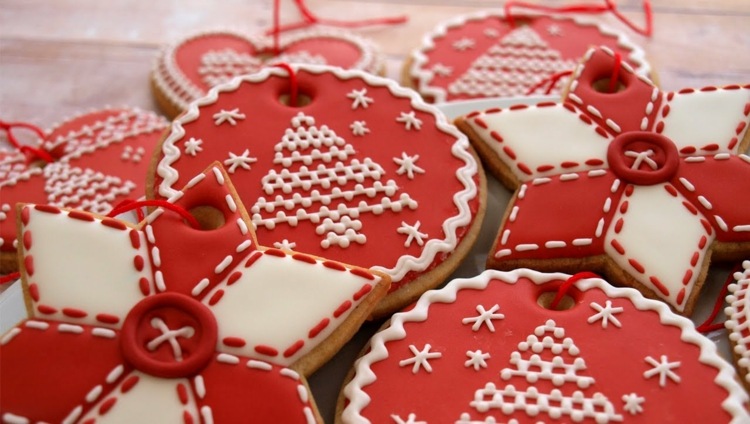 Weihnachtsplaetzchen und lebkuchen rot weiss knopf dekoration idee.jpg