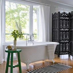 Badezimmer gestalten streifenteppich badewanne gruener beistelltisch.jpg