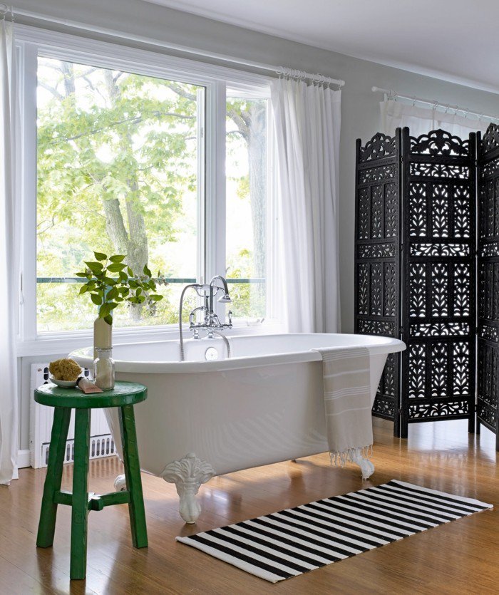 Badezimmer gestalten streifenteppich badewanne gruener beistelltisch.jpg