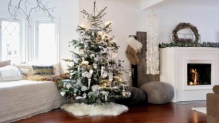Deko zu weihnachten wohnzimmer weihnachtsbaum kamin weisser teppich 1.jpg