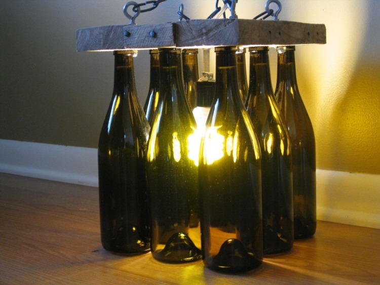Diy lampe flasche selbermachen weinflaschen holzplatte vintage rustikal.jpg