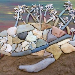 Otec so synom tvoria z kamienkov z plaze obrazy na drevach 2.jpg