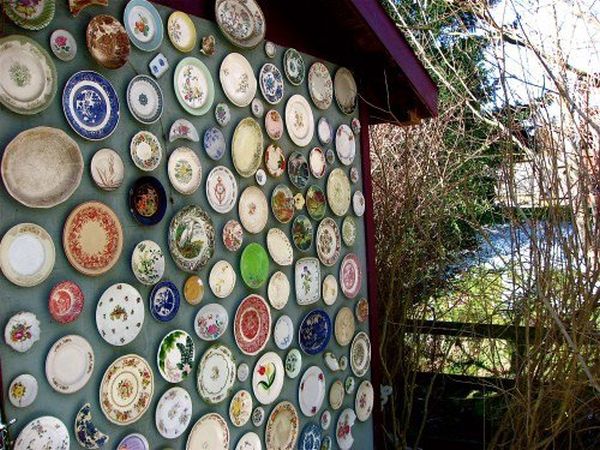 Recycle old plates and turn them into wall eye cathing design.jpg