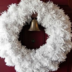 Winter yarn pom wreath1 kopia 2.jpg