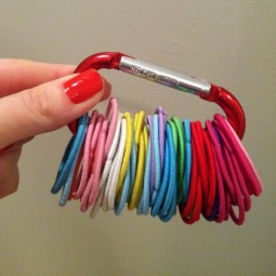 Diy tips for an organized bathroom use a hiking carabiner lock to organize your hair ties via huffington post.jpg