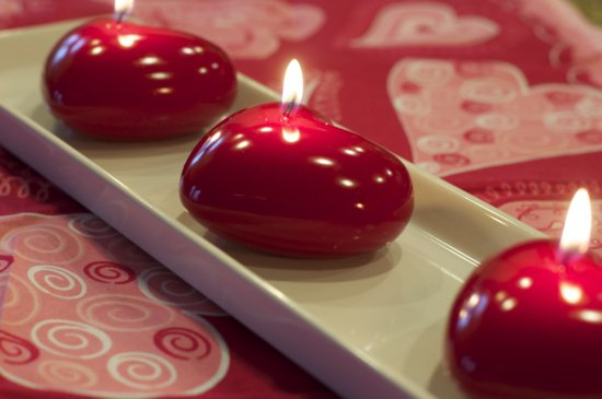 Ideen zum valentinstag kerzen romantik herzen rot.jpg