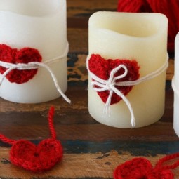 Kerzen mit gehaekelten roten herzen deko ideen zum valentinstag.jpg