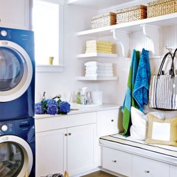 Kleine waschkueche modern einrichten mit blauen waschmaschine und teppich in weiss blauen streifen.jpg