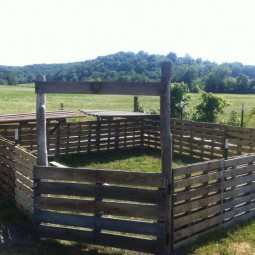 Pallet fence for pigs or goats.jpg