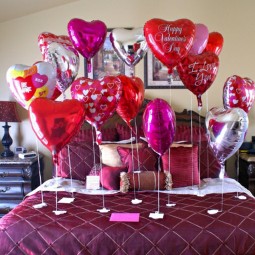 Romantische schlafzimmer deko zum valentinstag luftballons herzen.jpg
