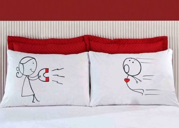 Schlafzimmer dekorieren valentinstag bettwaesche rot weiss liebespaar motiv.jpeg