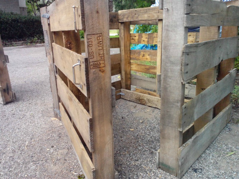 Compost bin made from wood pallets.jpg