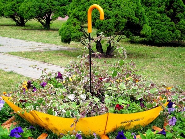 Gartendeko mit regenschirm.jpg