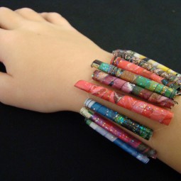 Make a bead bracelet from magazine pages.jpg