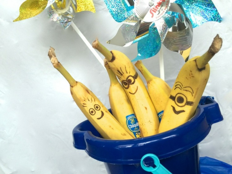 Obst kindergeburtstag motto minions kindergarten geburtstag bananen schmuecken augen bril.jpg