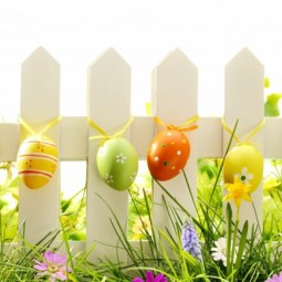 Osterdeko outdoor decorating color easter eggs garden fence decorate.jpg