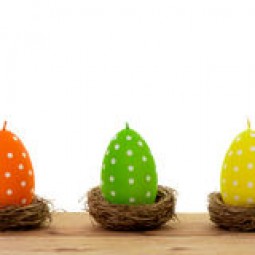 Ostern dekoration kerzen form der eier lokalisiert auf weiem hintergrund 66294592.jpg