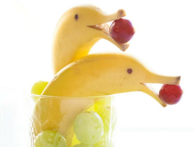 Salade fruits originale anniversaire enfant dauphins bananes boules raisins.jpg