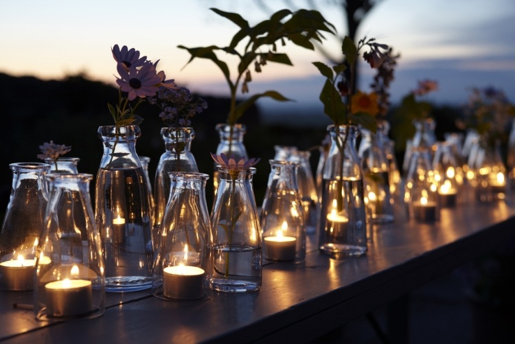 Windlicht garten teelichter glaeser flaschen durchsichtig romantik tisch blumen.jpg