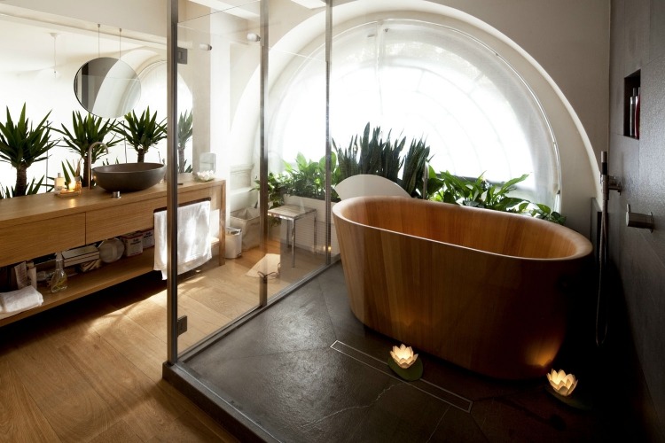 Bad design asiatisch stil luxus badewanne freistehend holz glaswand pflanzen.jpg