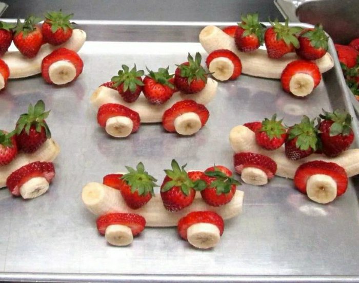Kindergeburtstag essen idee wagen bananen erdbeeren kreativ.jpg