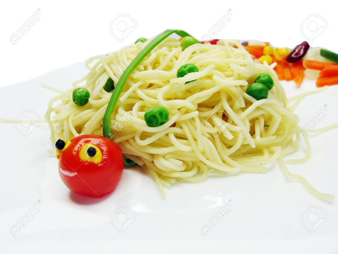 20920176 kreative spaghetti essen garnieren mit wurst marienk fer form lizenzfreie bilder.jpg