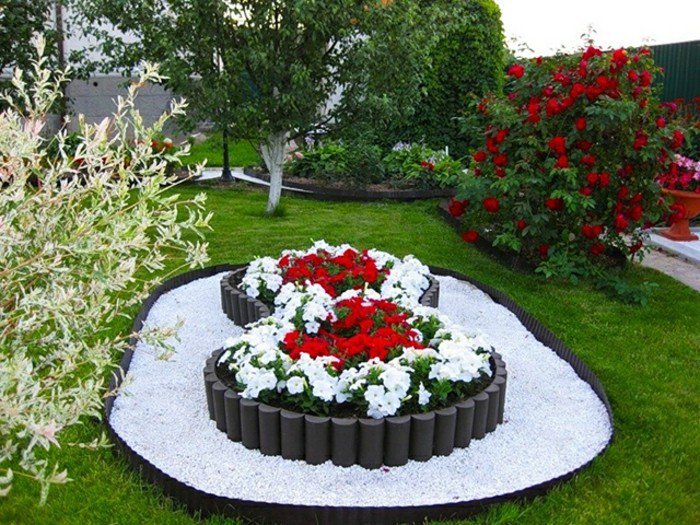 Gartengestaltung beispiele weisse kiesel weisse blumen rote blumen rosenbusch.jpg
