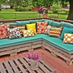 Gartenmoebel paletten sofa tuerkis farbe bunte kissen couchtisch blumentopf.jpg