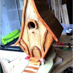 Reused palllet birdhouse.jpg