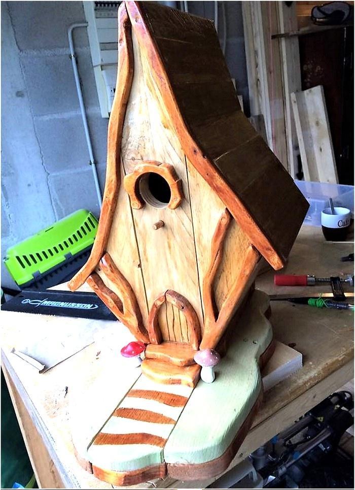 Reused palllet birdhouse.jpg