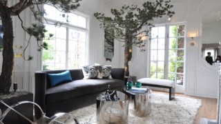 Baum haus interior dekoration wohnzimmer nadelbaum beleuchtung kuenstlich.jpg
