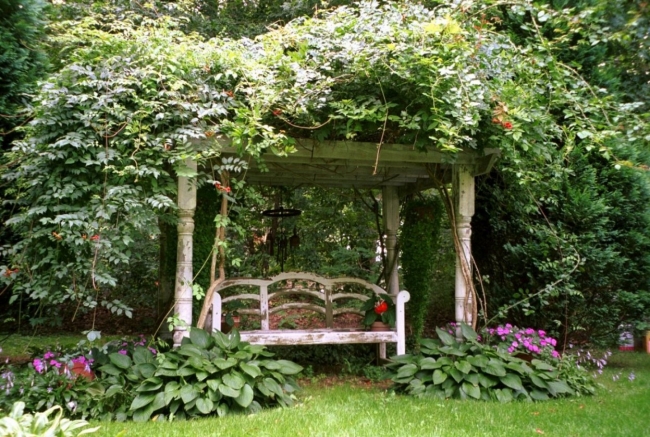Gartenideen pergola begruenung rustikale bank romantisch.jpg
