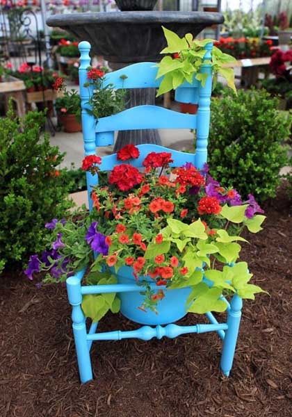 Kreative gartengestaltung ideen alter stuhl blau streichen pflanzgefaess.jpg