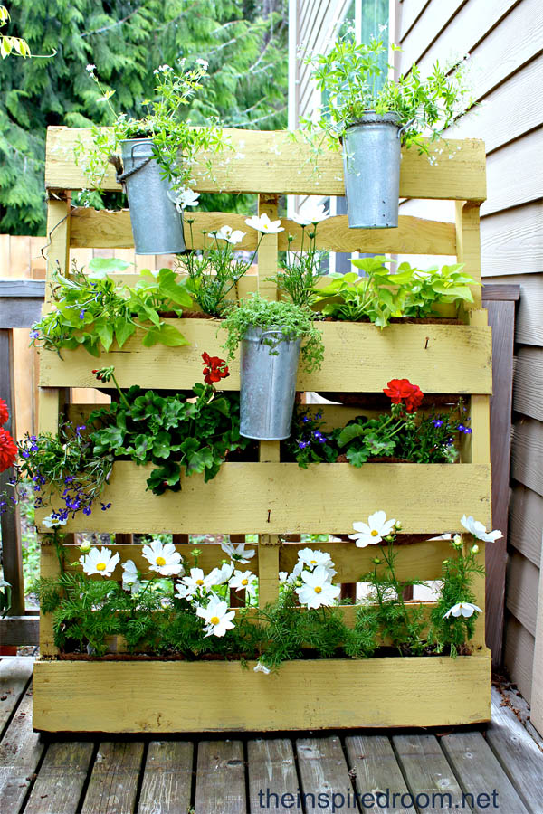 09 take pallet gardening vertical with this simple design vertical gardens homebnc.jpg