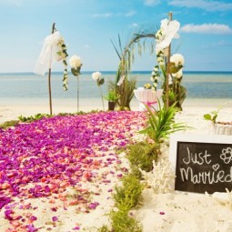 Hochzeitsideen feier sommer strand strandhochzeit romantisch sommerlich blueten traualtar.jpg