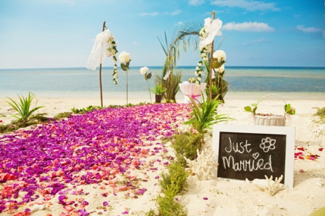 Hochzeitsideen feier sommer strand strandhochzeit romantisch sommerlich blueten traualtar.jpg