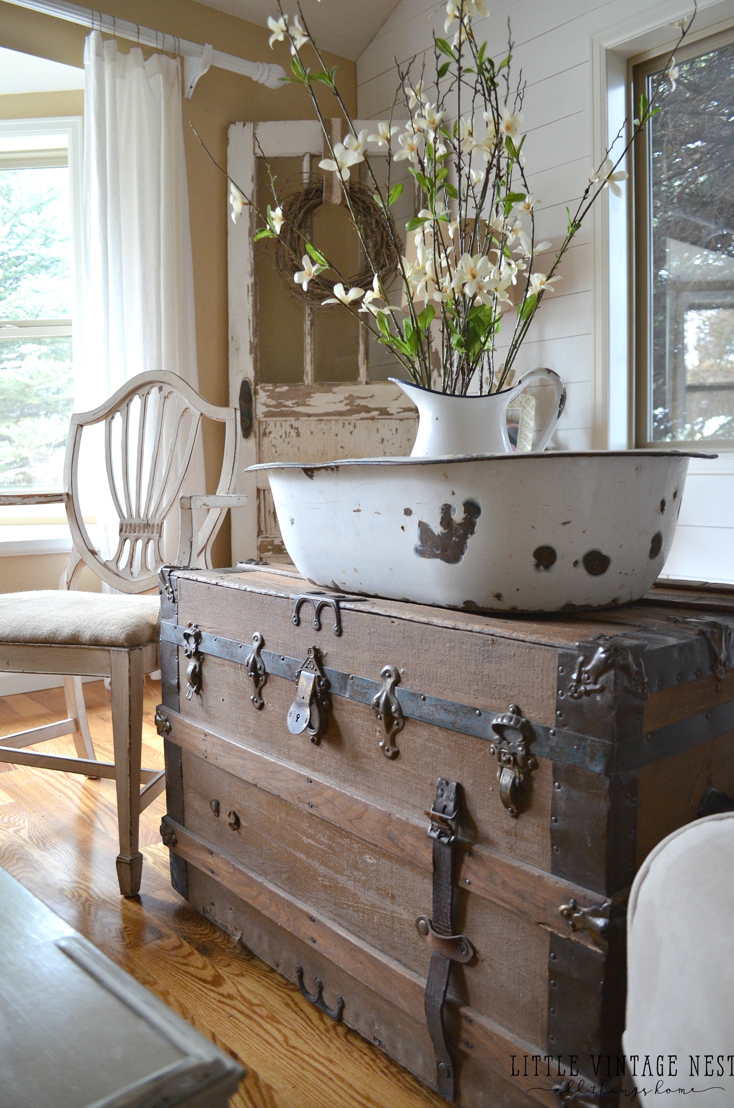 How to decorate with vintage decorvintage trunk.jpg